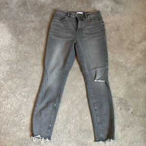 Loft Curvy high rise skinny ankle size 28/6
27” inseam
Light grey- raw hem